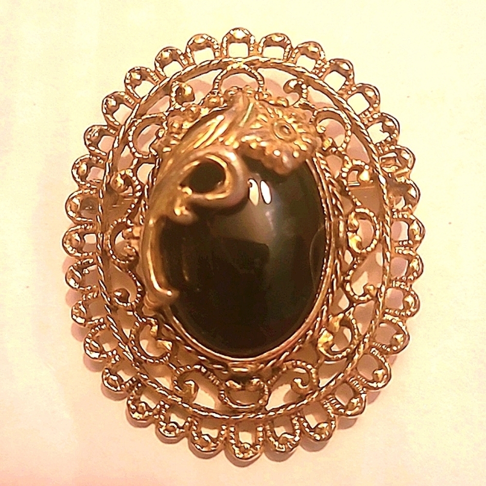 Brooch Vintage Black Bead Cabachon gold filagree setting flower embellished